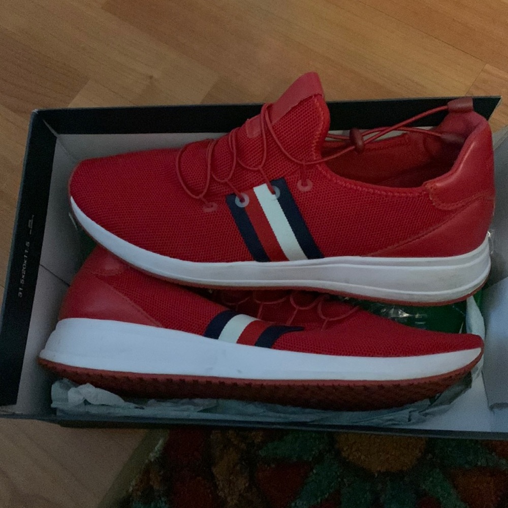 Tennis shoes